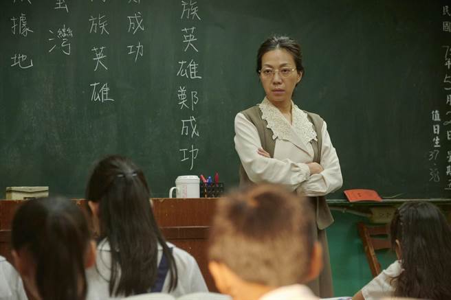 万芳在《天桥上的魔术师》剧中饰演一名严厉的老师。（公视提供）