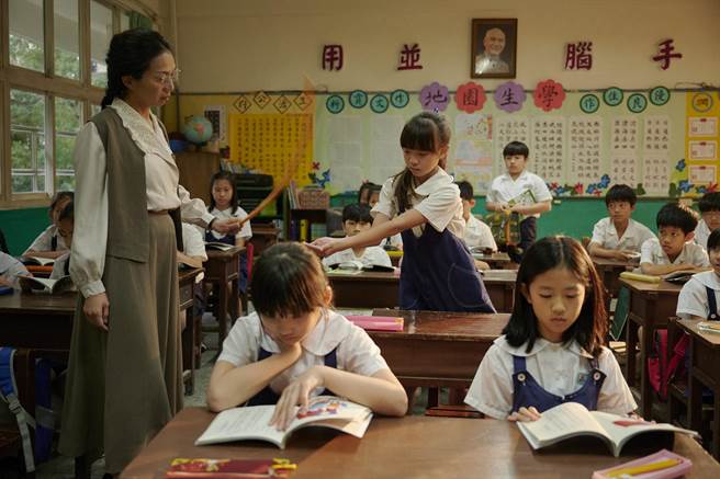 万芳剧中体罚学生。（公视提供）