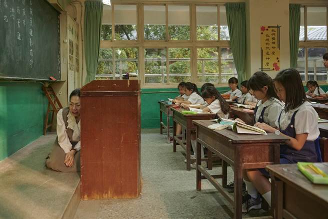 万芳体罚学生内心却崩溃。（公视提供）