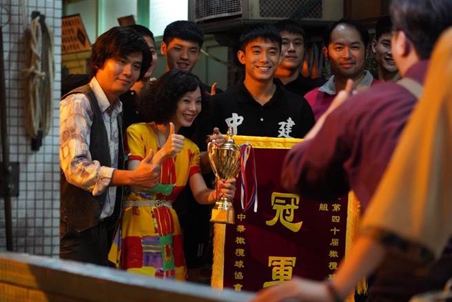 孙淑媚剧中（前排左二）与儿Nori（前排左三）的秘密将曝光。（公视提供）