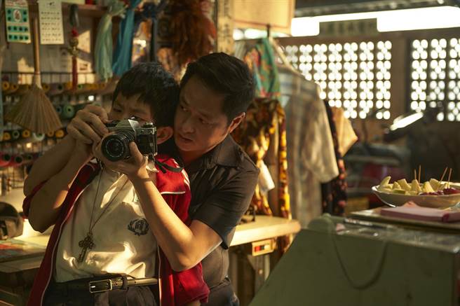 郑有杰（右）诠释角色以「没有温度的笑容」，让观眾高呼手心冒汗。（公视提供）