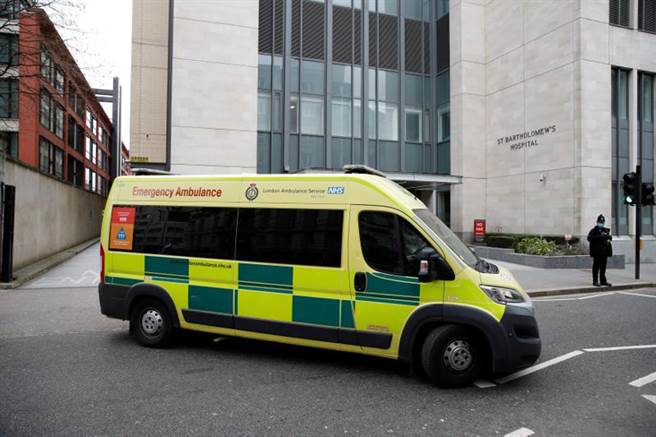 据信为菲立普亲王搭乘的救护车，于5日离开圣巴多罗买医院。（图/路透社）