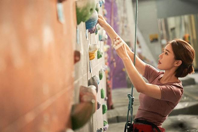 刘仁娜筋骨相当柔软，攀岩戏也难不倒。（华映提供）