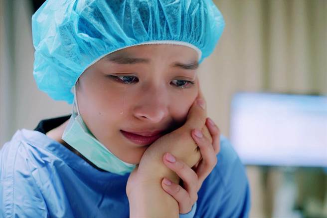 叶星辰目睹胡宇威中枪崩溃痛哭。（东森提供）