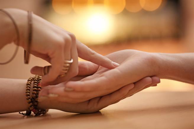 一名网友分享，闺蜜被算命师警告男友有双妻命，两人没有缘分当夫妻，让她崩溃哭了2小时。(达志影像/示意图非当事人)