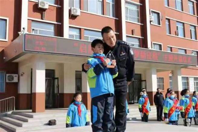 陆小学生路边捡到112万现金 获得警方表扬（翻摄北京青年报）