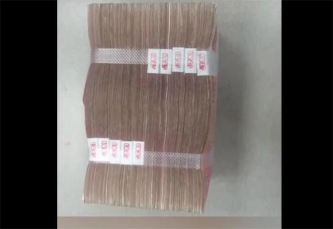 警方透过现金钞票上银行行员的职章追查失主身份。（翻摄腾讯新闻）