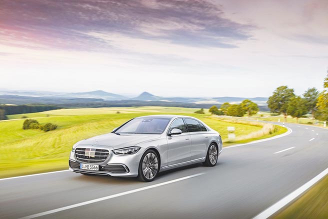 台灣頭家最愛的坐駕賓士S系列豪華轎車，最新世代車款登台問世，上市前已接獲超過300張預購訂單。圖／業者提供