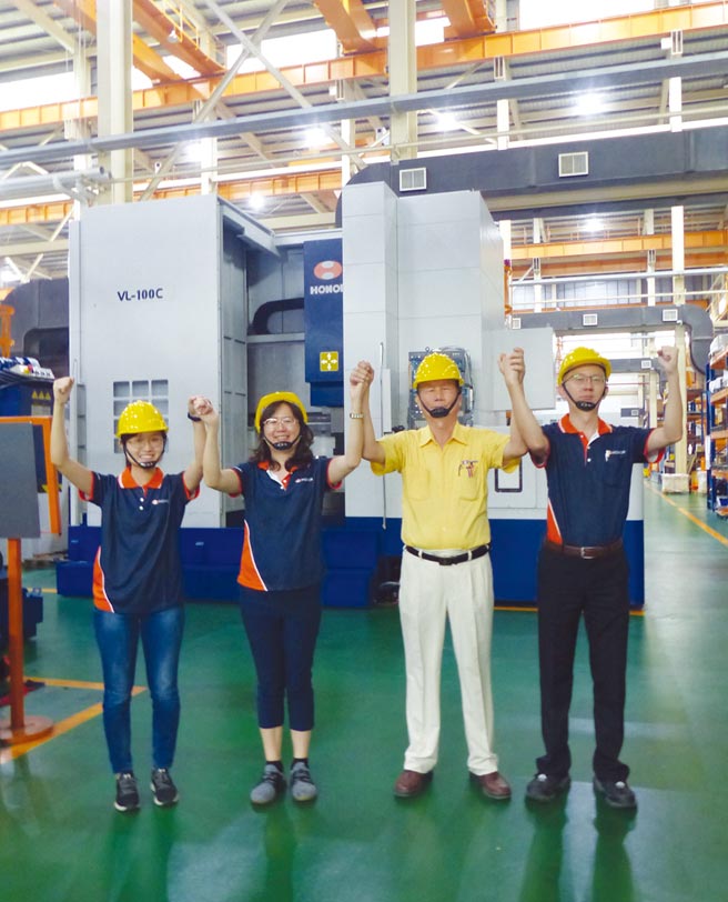 榮田精機在董事長陳松田（右二）與董事長特助陳筠翎（右三）、陳政鈞（右一）等菁英團隊帶領下，打進國內外風電加工產業市場。圖／莊富安