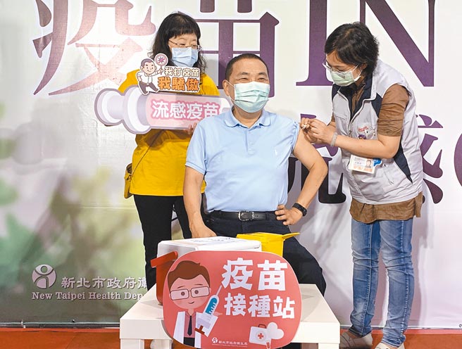 新北市长侯友宜4日指出，当民眾对疫苗有疑虑时，政府首长一定要率先施打安顿民心。图为去年10月公费流感疫苗开打，侯友宜带头施打。（本报资料照片）