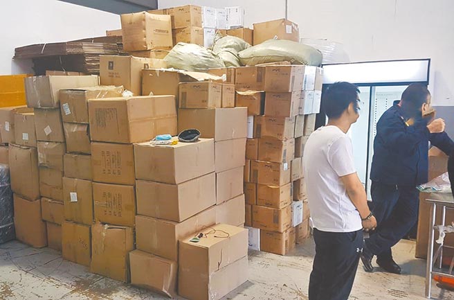 國際刑警組織發出全球警報，南非當局已查獲了約2400劑假冒的COVID-19疫苗，還回收了大量假3M口罩，並逮捕3名大陸公民及1名尚比亞人。（摘自INTERPOL）