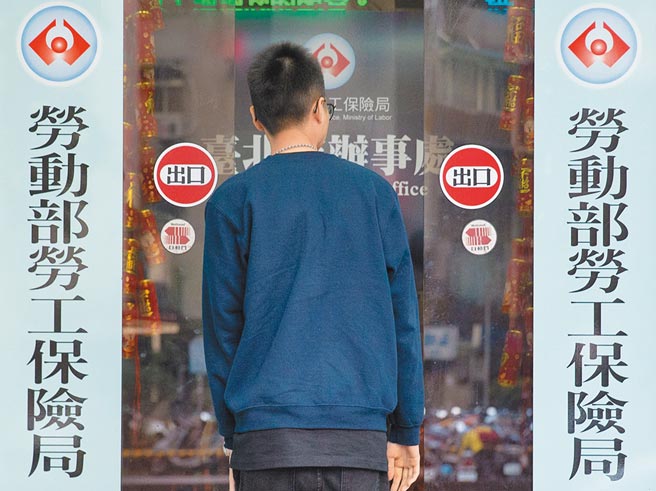 上百万劳保退休者，每月请领远低于基本薪资，劳保改革应确保基本需求才是。（本报资料照片）