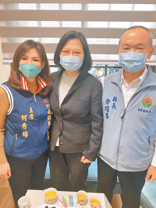 竹南大埔张药房新厝新居落成，蔡英文总统（图中）4日上午由苗栗县长徐耀昌（右）、竹南镇代会主席何秀绵（左）陪同前往祝贺。（何秀绵提供／谢明俊苗栗传真）