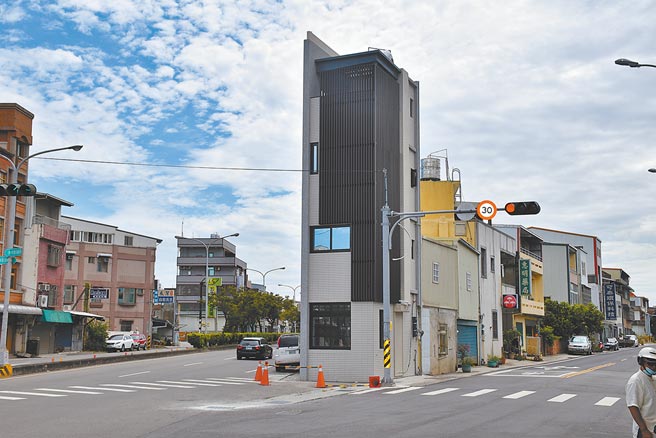 竹南大埔张药房新厝新居落成，蔡英文总统4日上午由苗栗县长徐耀昌、竹南镇代会主席何秀绵陪同前往祝贺。（何秀绵提供／谢明俊苗栗传真）