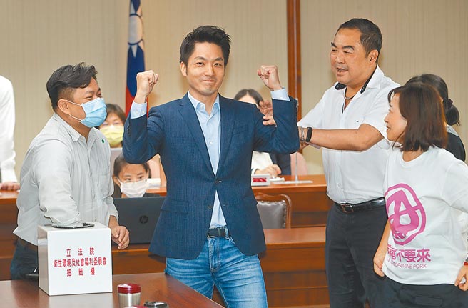 立法院将在8日选出委员会召委，蓝绿两党摩拳擦掌想抢得先机。图为去年9月国民党立委蒋万安，顺利抽中召委，振臂庆祝。（本报资料照片）
