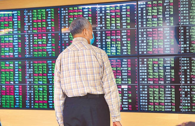 美国科技股持续下跌，晶圆双雄ADR也下挫，拖累台股走势，台股4日开低走低，盘中一度大跌370点，电子股成为杀盘标的。（刘宗龙摄）