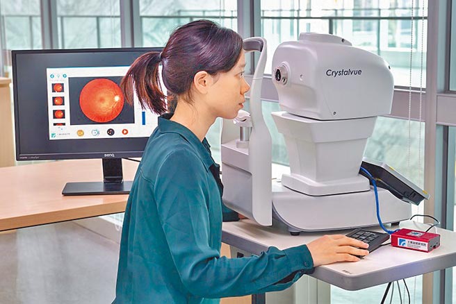 智慧财产局订电脑软体发明审查基准，增列医疗AI诊断专利。图为工研院「自助式辅助眼底摄影技术」以AI人工智慧自动识别眼底病况。（工研院提供）