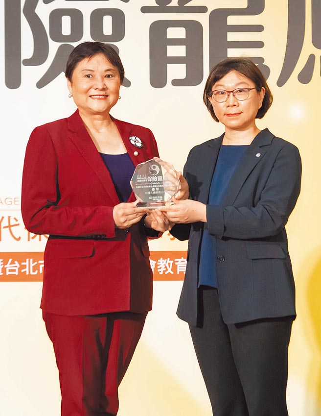 保险龙凤奖殊荣由台寿副总经理高莺娟（左）代表领奖，右为保险局副局长王丽惠。（台寿提供）
