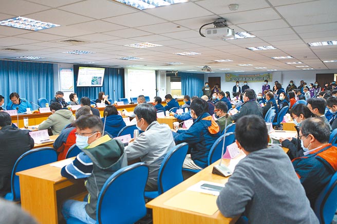 柯文哲昨前往北投行政中心参加里长座谈。（张立勋摄）