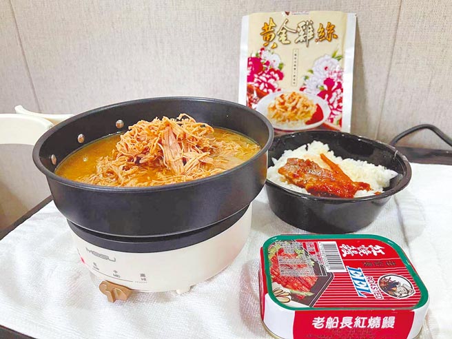 隔離群組中的群友「曬」出自備的料理器具，利用調理包和罐頭在房內自煮台灣美食，羨煞一票人。（讀者提供）