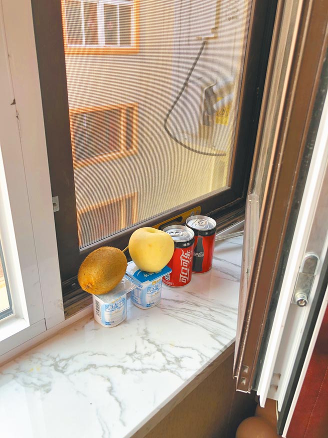 隔離房間沒有冰箱，將飲料和優格放置在窗邊「冷藏」。（許依晨攝）