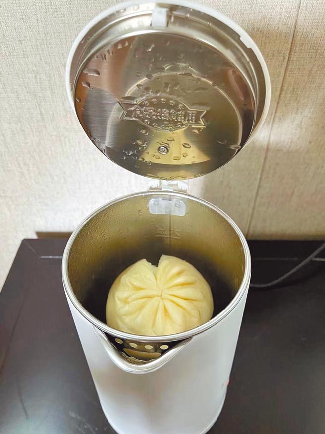 被隔離的台灣人發揮巧思，利用快煮壺加熱包子。（讀者提供）