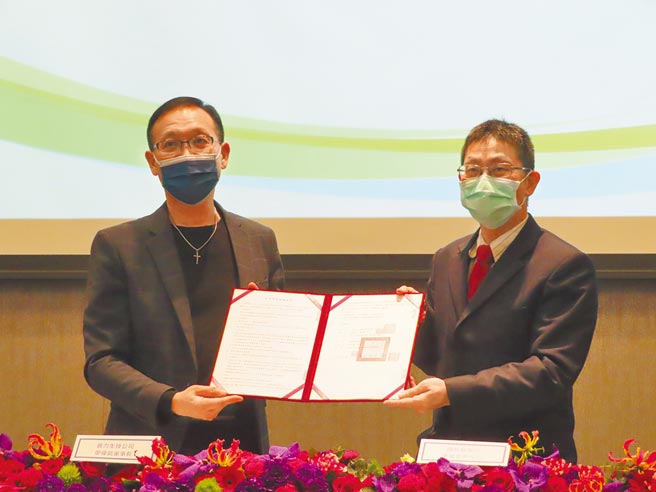 普力生技与国防医学院签署产学防疫研发合作，并捐赠公司产品与研究设备。（叶德正摄）