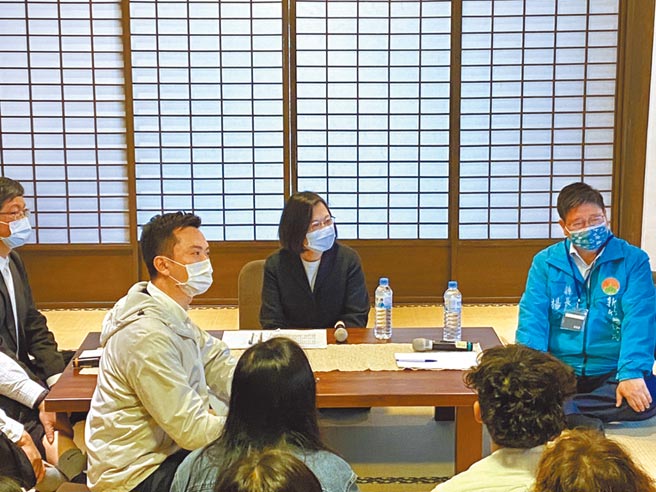 蔡英文总统（右二）4日前往关西所长宿舍，听取在地返乡青年心声、经验。（庄旻静摄）