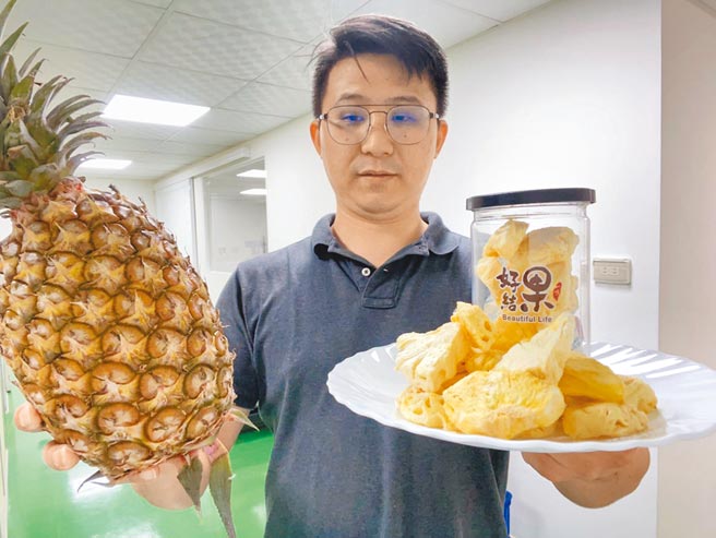 一鳴生技公司研發經理蕭旦倫說，果乾沒有出口檢疫問題，或許在這波鳳梨銷陸受阻危機中，可做為強攻外銷新利器。（林宏聰攝）