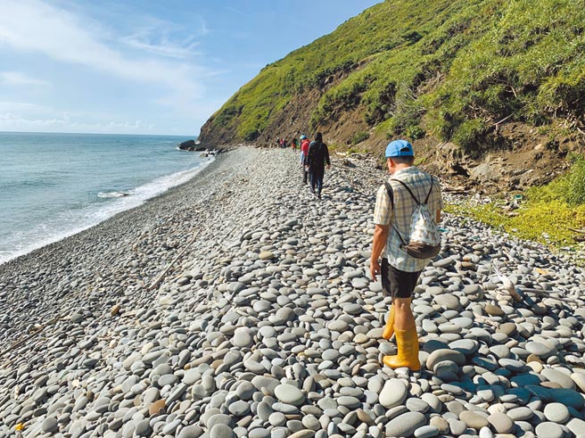 连结台东与屏东两县的阿塱壹古道，因自然生态环境丰富，被网友封为人间净土，近年来成为热门景点。（蔡旻妤摄）