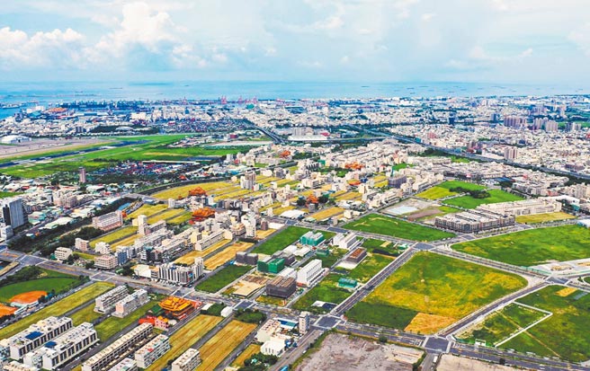 对于部分人士拿红毛港及桃园航空城迁村方式比较大林蒲迁村，高雄市政府4日表示，大林蒲是以专案优惠补偿条件推动迁村，绝对优于红毛港，也不比桃园航空城逊色。图为大林蒲迁村安置地区现况空拍图。（高雄市都发局提供／林瑞益高雄传真）