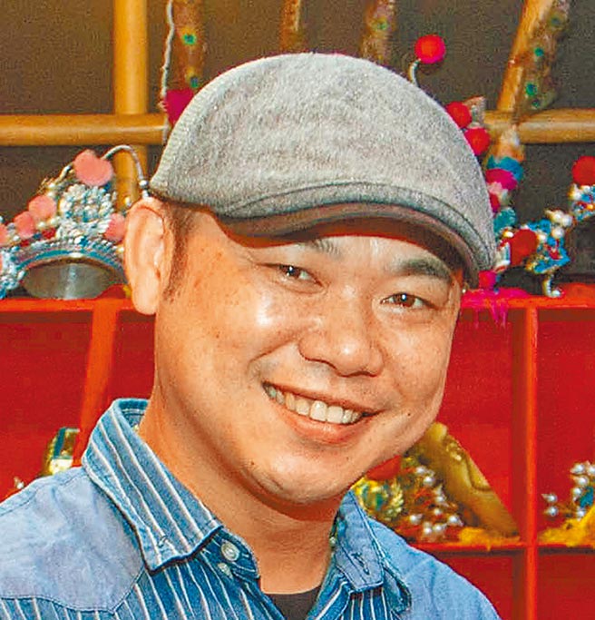 江明龙在高雄打造「缘龙文化体验戏馆」，推广歌仔戏不遗余力。（袁庭尧摄）