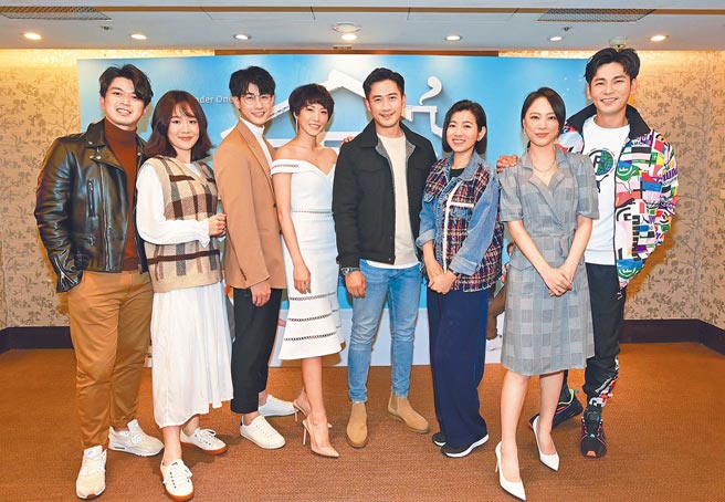 《一个屋檐下》举行杀青宴演员合照。（台视提供）