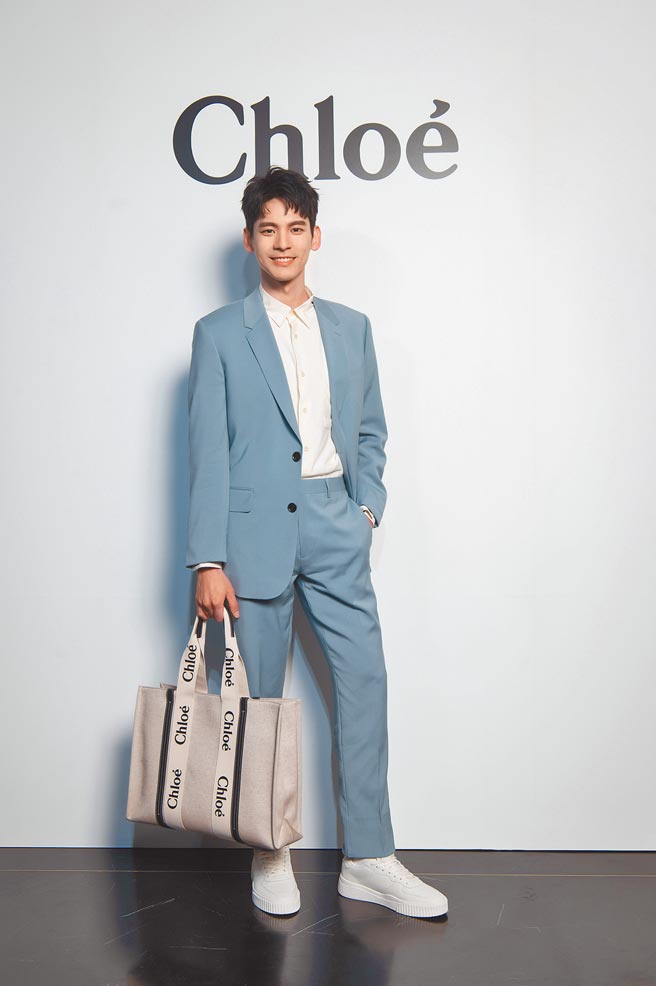 林柏宏首次受邀观秀，手拿Chloe大包，笑说拍戏也合适。（Chloe提供）