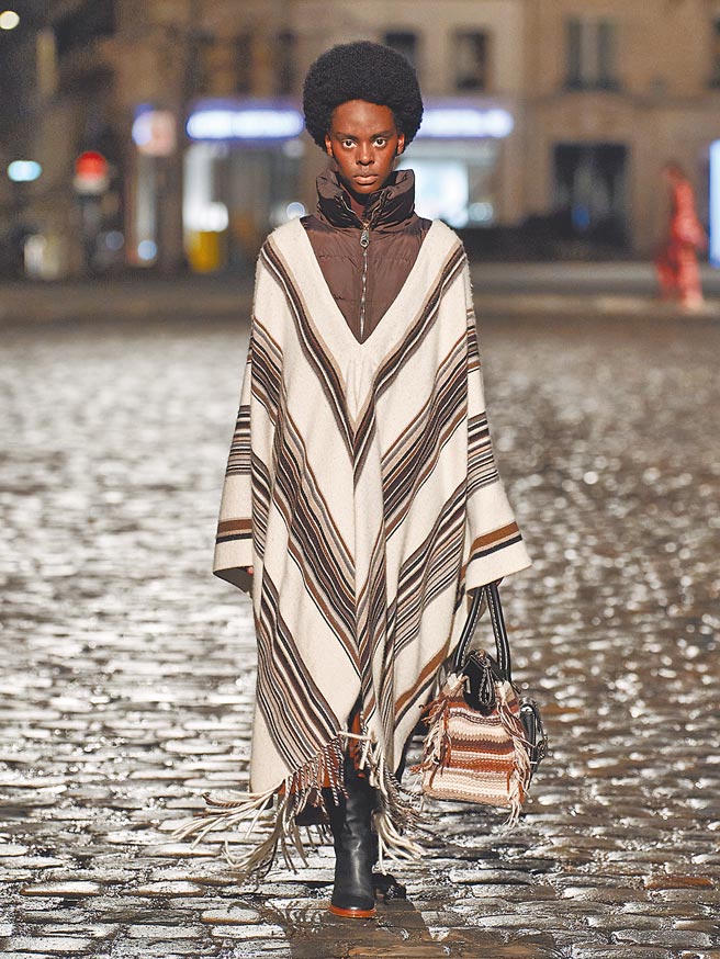 Chloe2021秋冬系列中，异材质搭配的斗篷与品牌新任创意总监家乡南美洲元素结合。（Chloe提供）