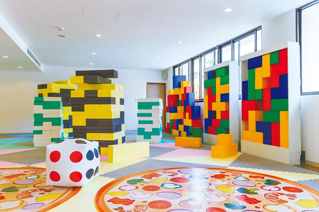 品文旅礁溪「游戏室」内摆放放大版的迭迭乐、俄罗斯方块供小朋友玩乐。（品文旅礁溪提供）