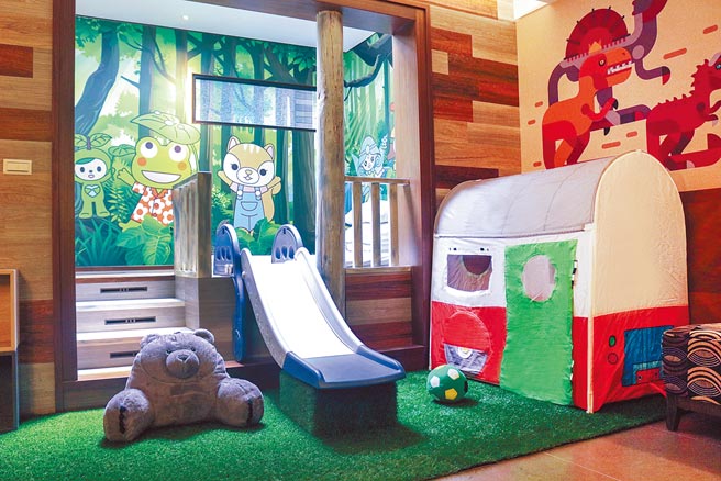 亲子主题房内有动物玩偶、玩具、溜滑梯、帐篷等。（大板根森林温泉酒店提供）