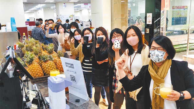 美廉社总部员工在办公室可用热力支持价20元，喝到凤梨汁买1送1。（美廉社提供）