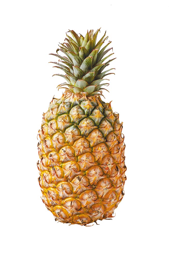 家乐福高雄/屏东TAP产销履歷金甲武士金钻凤梨，每颗1.2台斤特价55元。今起至8日买厨房、炊事小家电商品，单笔每满1000元送1颗。（家乐福提供）