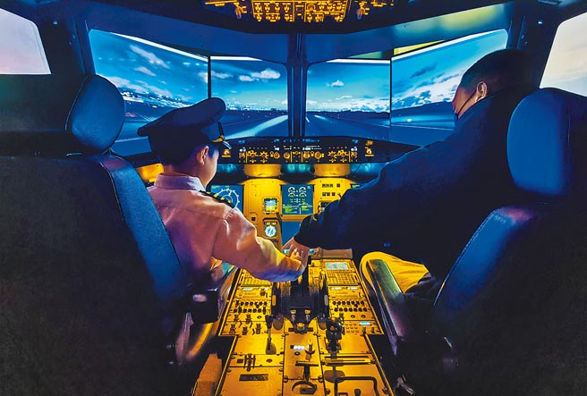 台北101 91楼15日起新增「高空飞行教室」，可免费预约15分钟iPILOT飞行体验。（台北101提供）