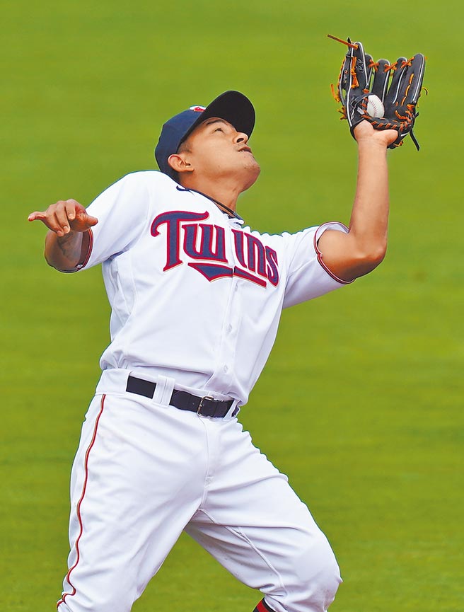 林子伟热身赛担任先发三垒手，在第2局接杀红袜打者击出的内野飞球。（路透）