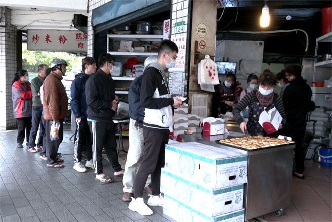 还没到吃饭时间店门口就聚集了排队等待美味的人潮。(摄影/吴振煌)