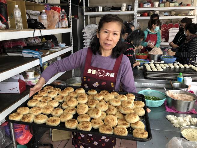 老板蔡月秋喜爱研究美食，她表示看到客人吃蟹壳黄时满足的笑容就很有成就感。(摄影/陈盈臻)
