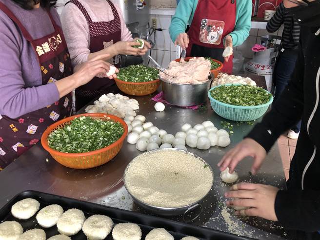 老板制作的蟹壳黄外酥内软，一口咬下嘴里充满青葱的香甜和浓浓的芝麻香气。(摄影/吴振煌)