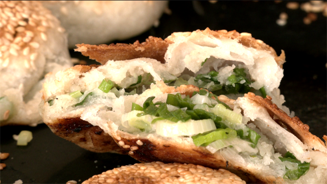 老板表示葱必须选用宜兰的三星葱才会好吃。(摄影/吴振煌)