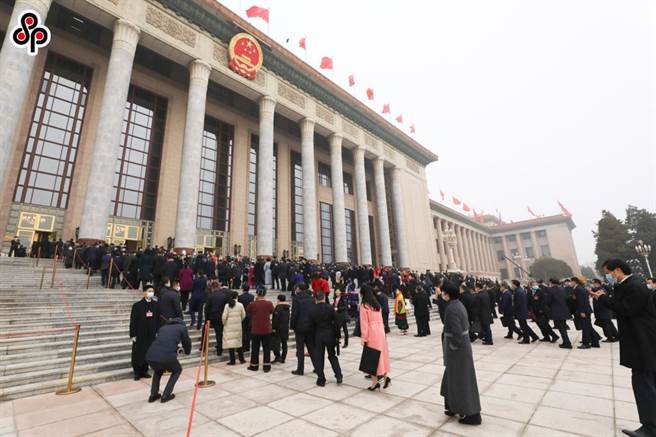 大陆驻欧盟使团回应欧方就香港选举制度改革发表声明，吁勿干涉内政。图为3月5日，全国人大在北京人民大会堂开幕，全国人大代表走进会场。（中新社）