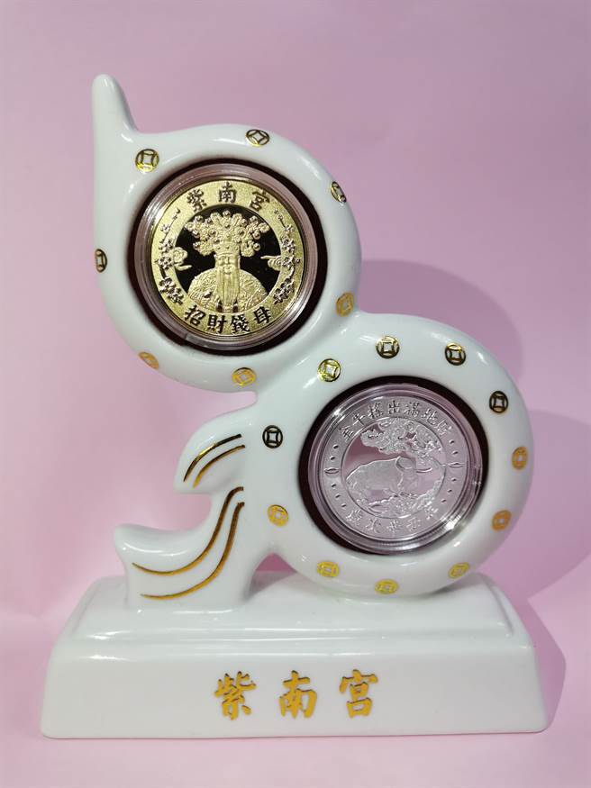 南投紫南宫以发放钱母、求发财金知名，每年新年吸引大批民眾漏夜排队抢「钱母」。（图/杨登嵙提供）