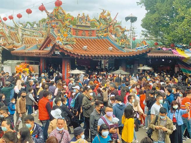 紫南宫即使大年初一没有发钱母，庙埕还是人潮满满。（中时报系资料照片）