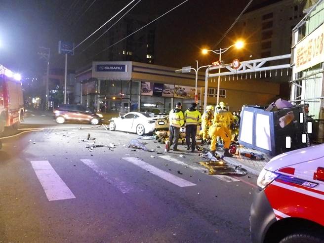 台中市西屯區朝馬路與安和路口時，昨天深夜發生兩車衝撞的意外，救護人員到場進行搶救。（民眾提供）