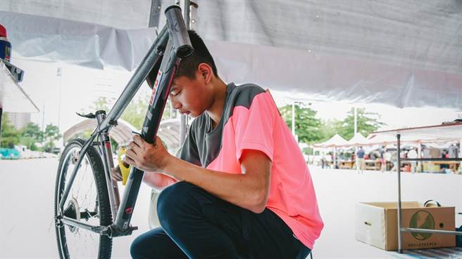 劳工局欢迎全国技艺青年踊跃参赛，自行车组装职类竞赛实况。（台中市政府提供）